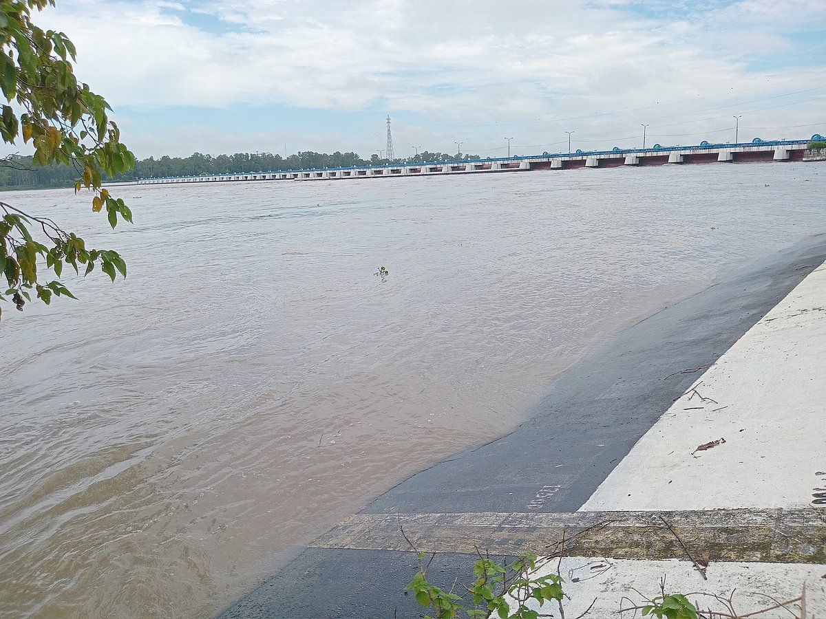 উজানের ঢলে নীলফামারীতে তিস্তার পানি বিপৎসীমার কাছাকাছি