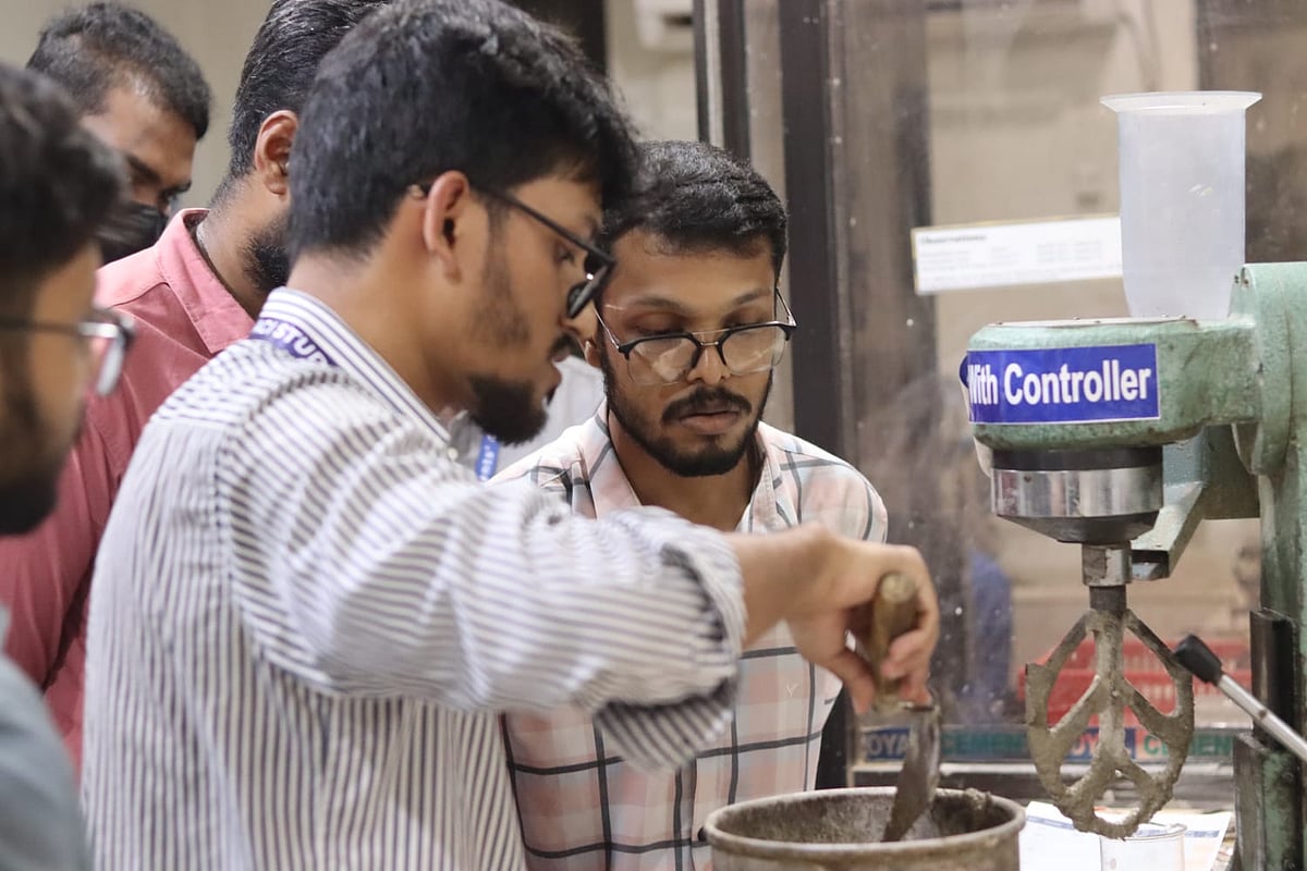 সিমেন্ট, বালু আর পানি দিয়ে নির্মাণ–মিশ্রণের উৎসবে মাতলেন শিক্ষার্থীরা