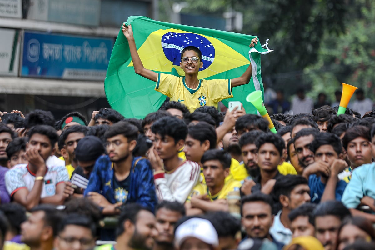 প্রিয় দলের পতাকা হাতে উল্লাস