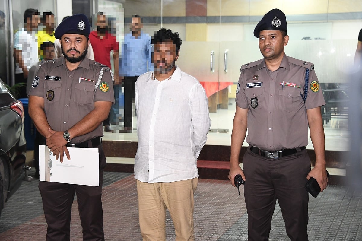 গ্রেপ্তার এড়াতে সুড়ঙ্গে আত্মগোপন, ১৮ ঘণ্টার চেষ্টায় পাকড়াও
