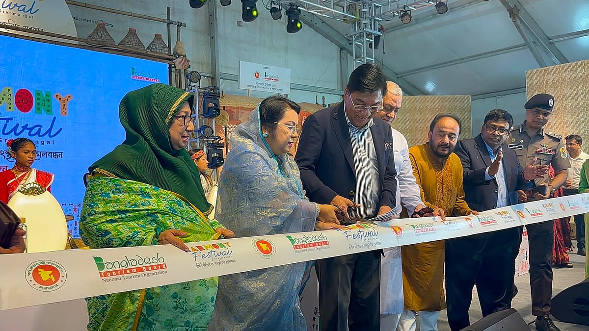 ফিতা কেটে হারমোনি ফেস্টিভ্যাল সিজন–২ উদ্বোধন করেন বেসামরিক বিমান পরিবহন ও পর্যটনমন্ত্রী আফরোজা খানম।