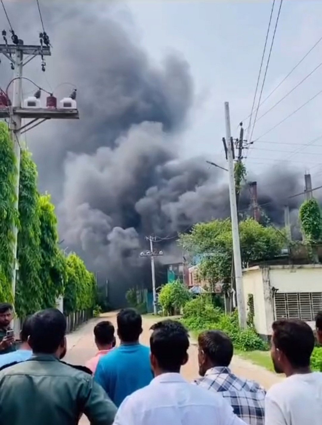 গাজীপুরে বয়লার বিস্ফোরণে ফার্নেস অয়েল তৈরি কারখানায় আগুন