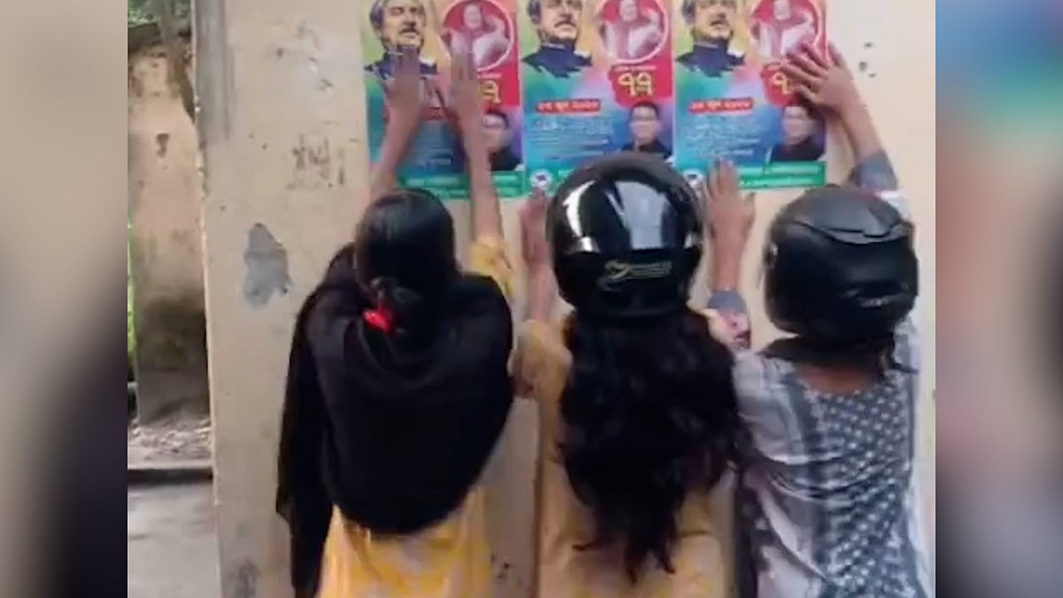মুখে মাস্ক, মাথায় হেলমেট পরে পোস্টার সাঁটলেন তাঁরা