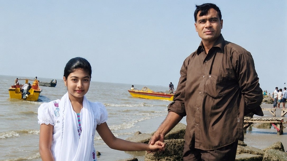বাবাকে দূর থেকে দেখতাম, কাছে যেতাম না