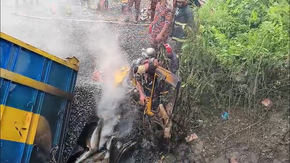 পাথরবোঝাই ট্রাক নিয়ন্ত্রণ হারিয়ে খাদে, চালক ও সহকারীর মৃত্যু