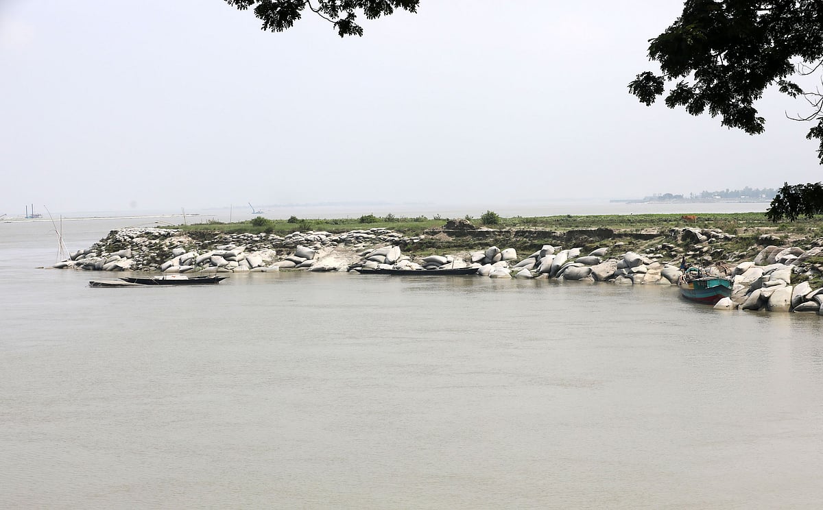 একসময় এখানে একটি গ্রাম ছিল। নাম ইছামারা। যমুনার ভাঙনে প্রায় বিলীনের পথে গ্রামটি। ১৯ মে প্রথম আলো অনলাইনে ছবিটি ছাপা হয়।
