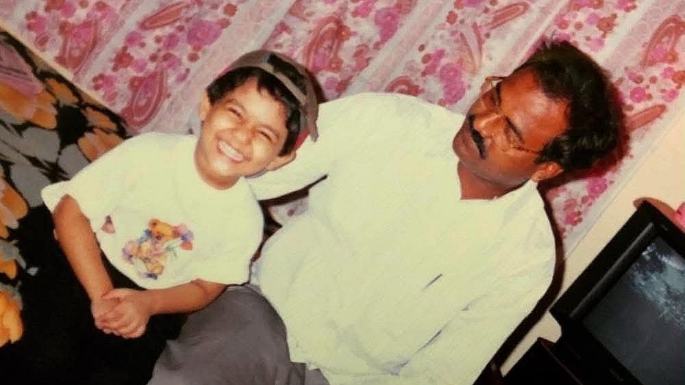 ঝুম বৃষ্টির সেই দিনটাতেই বাবার সঙ্গে সম্পর্কের ধরনটা বদলে গিয়েছিল