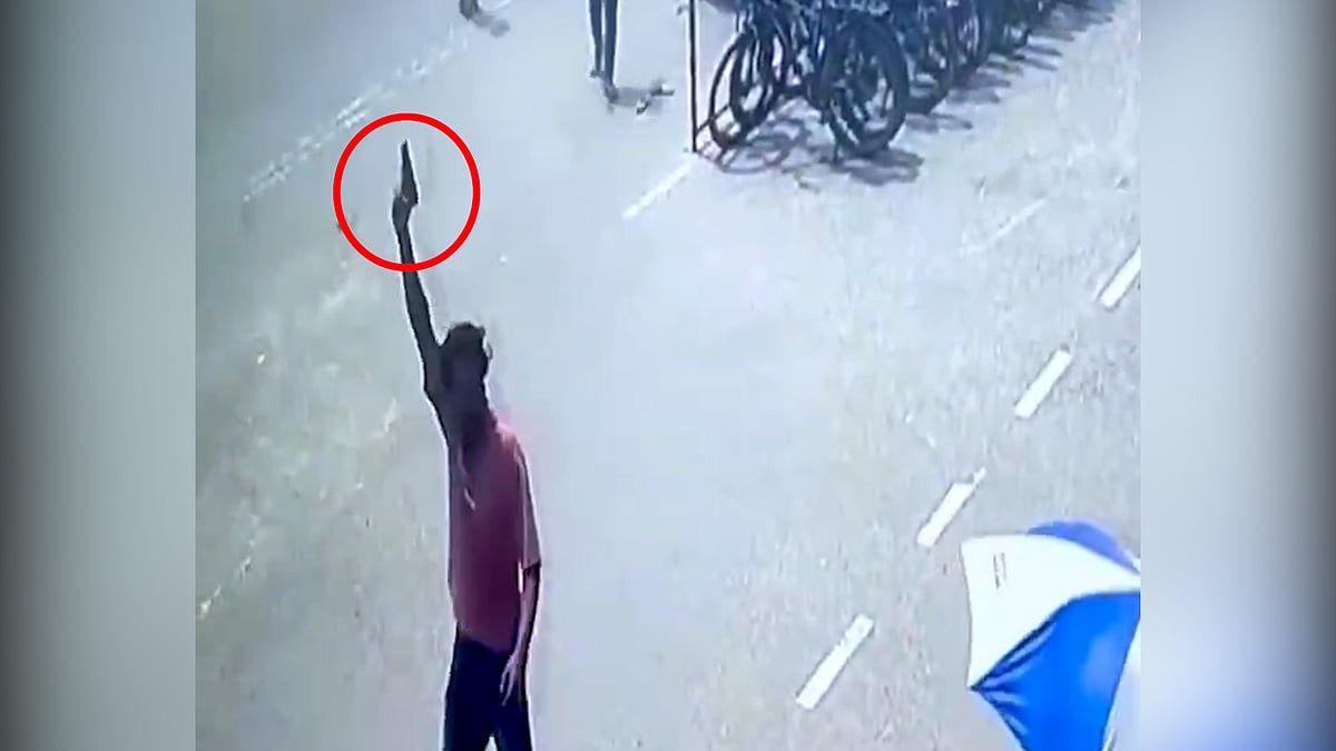 অস্ত্র উঁচিয়ে গুলি করছেন যুবক, চাঁদাবাজির অভিযোগ স্থানীয়দের