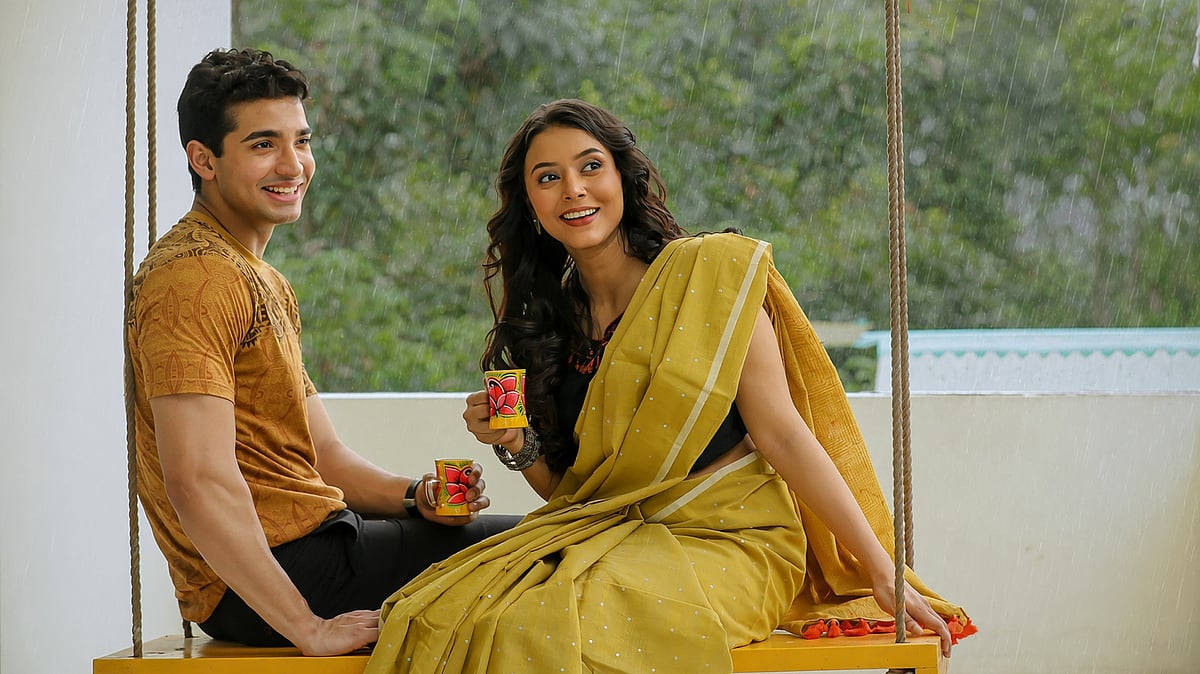 বৃষ্টিদিনে এক কাপ চায়ের সঙ্গে আপনি কাকে চান