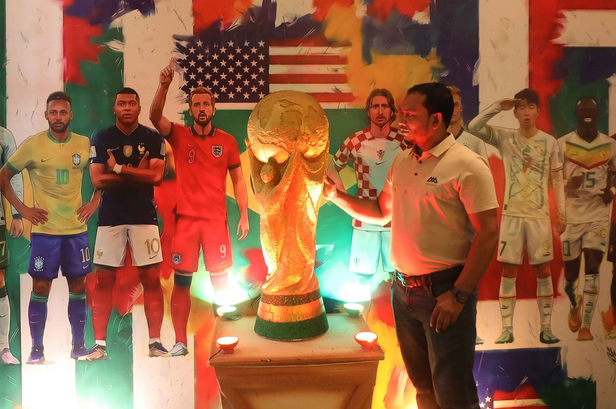 ফুটবল বিশ্বকাপের আমেজ, সাজসজ্জায় বিপণিবিতান, রেস্তোরাঁ, তারকা হোটেল