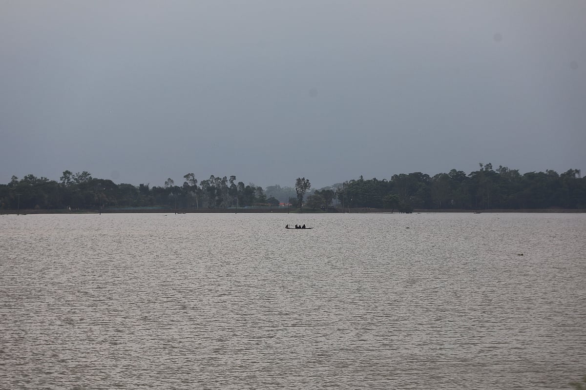 হাওরে এসেছে বর্ষার নতুন পানি। টইটম্বুর জলরাশির বুকে দূরে চলেছে একটি নৌকা।
