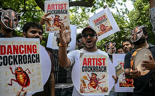 শিক্ষামন্ত্রীর পদত্যাগ না করা পর্যন্ত রাজপথেই থাকবেন ককোরোচ জনতা পার্টির সমর্থকেরা