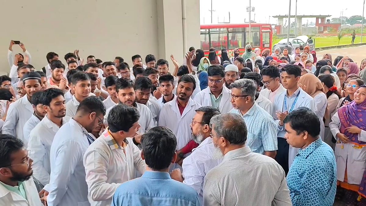 সুনামগঞ্জ মেডিকেল কলেজ হাসপাতালে কার্যক্রম চালুর দাবিতে তৃতীয় দিনের মতো বিক্ষোভ