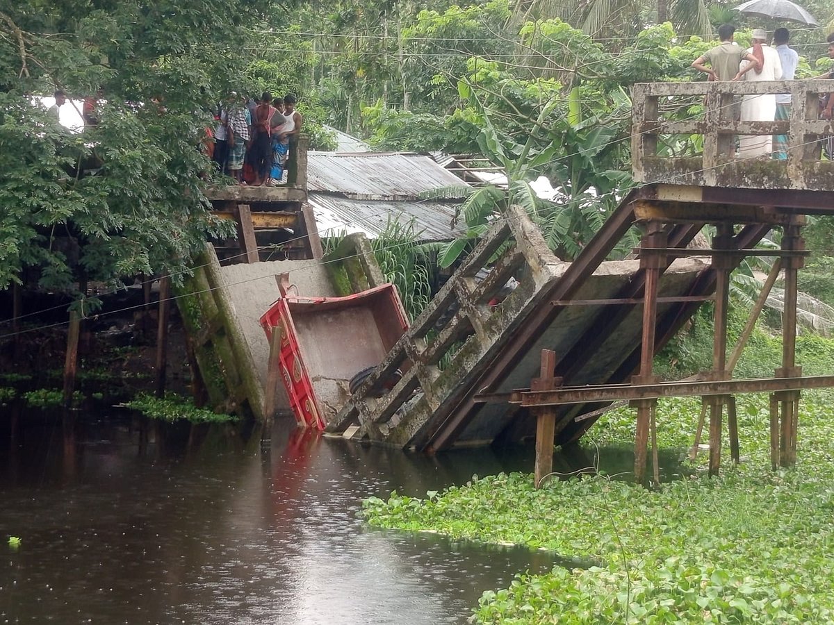 ভোলায় বালুভর্তি ট্রাকসহ খালে ভেঙে পড়ল লোহার সেতু, চালক নিহত
