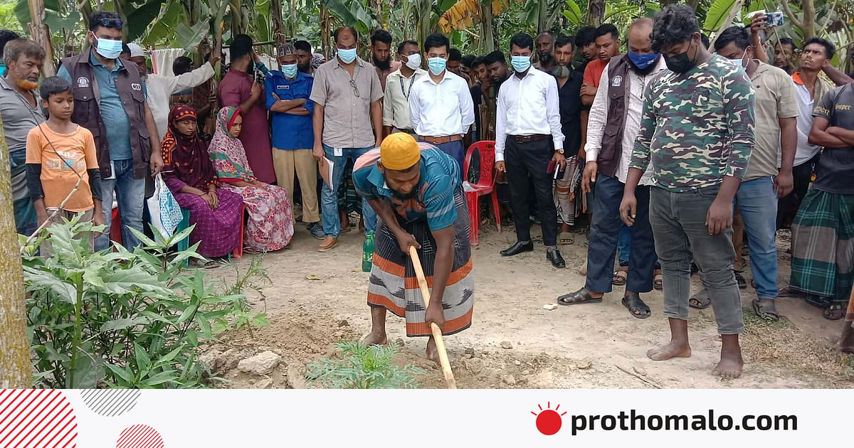 নওগাঁয় ১০ মাস পর কবর থেকে তোলা হলো শিশুর লাশ নওগাঁয় ১০ মাস পর কবর থেকে তোলা হলো শিশুর লাশ