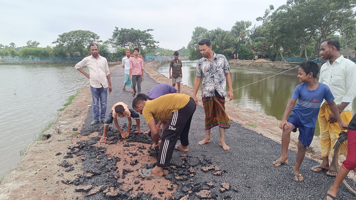তিন দিনেই উঠে গেল নতুন সড়কের পিচ, সংস্কারকাজ বন্ধ করে দিলেন এলাকাবাসী