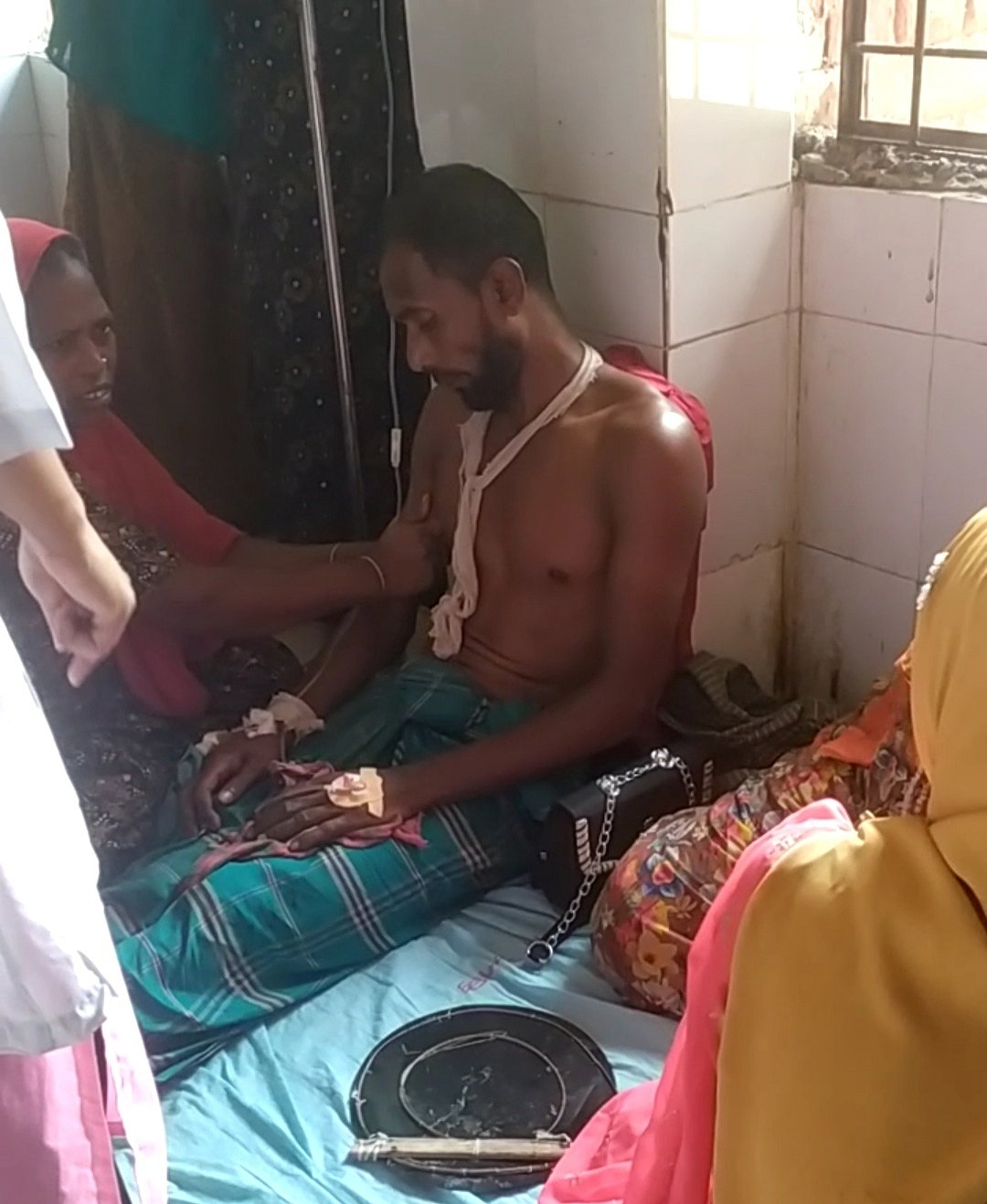 রাজবাড়ীতে ছোবল খেয়ে জ্যান্ত গোখরা সাপ নিয়ে হাসপাতালে কৃষক