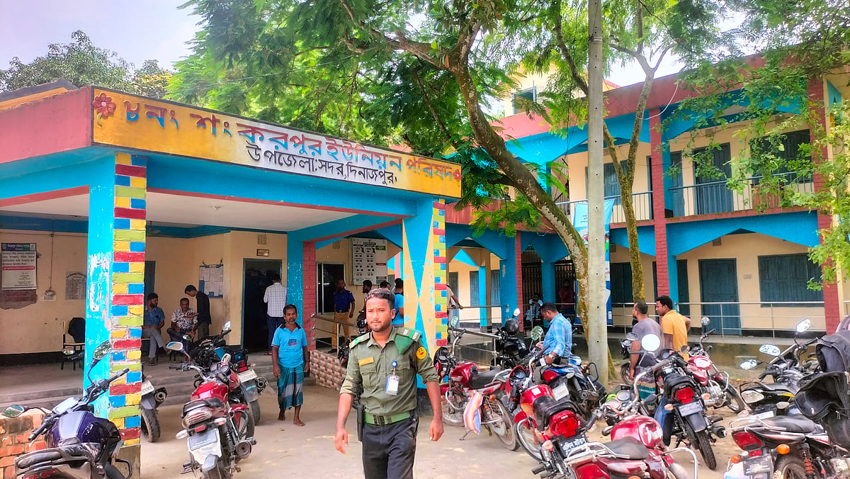দিনাজপুর সীমান্ত দিয়ে অনুপ্রবেশ করায় এক নারীসহ চারজন আটক