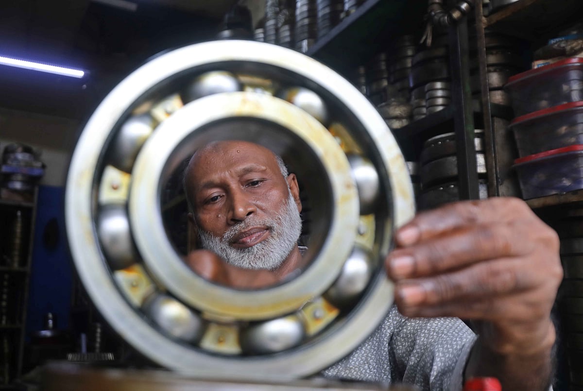 বিয়ারিংয়ের কাজ করছেন এক দোকানদার 