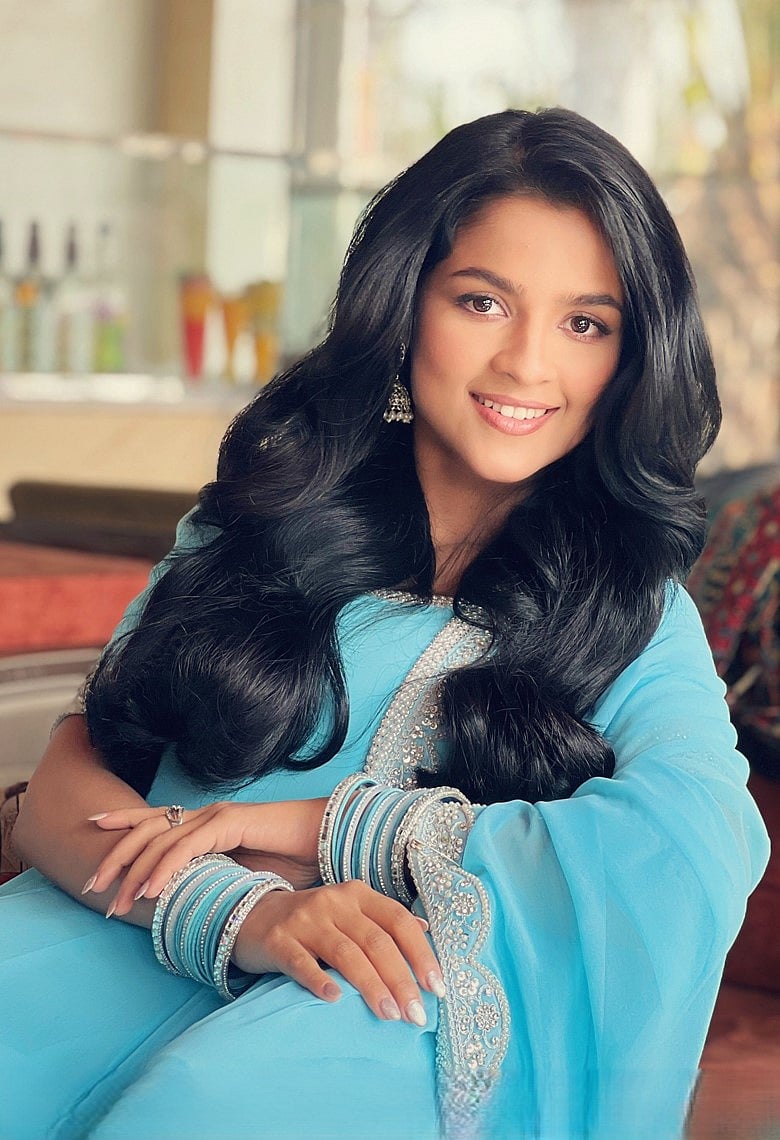 বর্ষার নীল মায়ায় মোহময়ী সাদিয়া