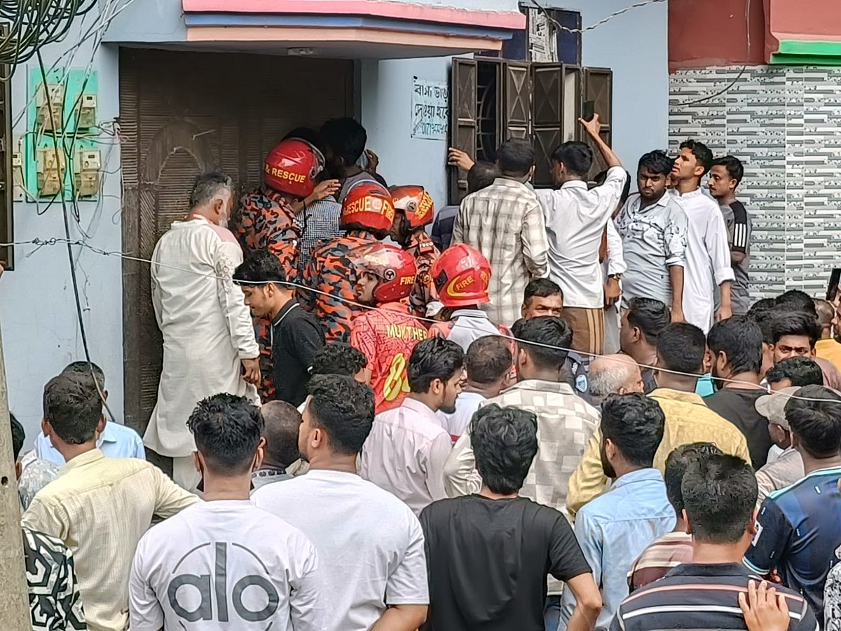 লক্ষ্মীপুরে বাসায় ঢুকে মা ও দুই মেয়েকে দা দিয়ে কুপিয়ে হত্যা