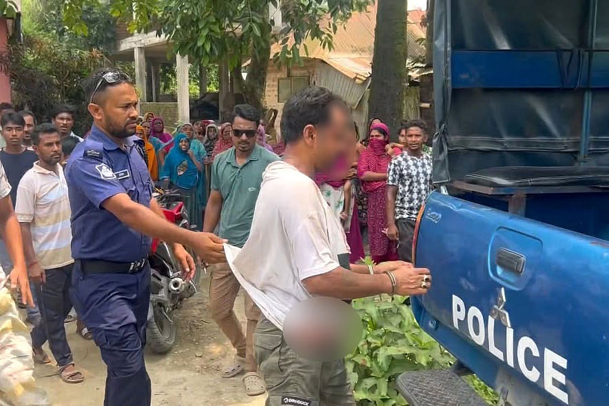কুষ্টিয়ায় পিস্তল, গুলিসহ যুবক আটক, পিটুনি দিয়ে পুলিশে সোপর্দ