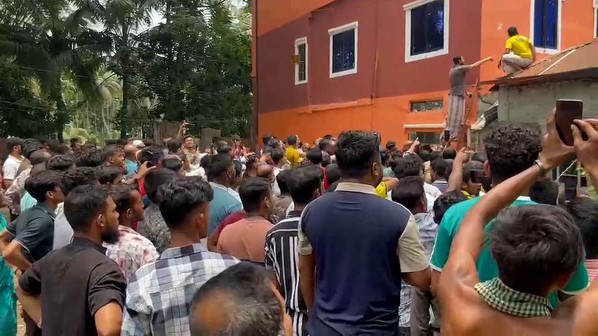 মা ও দুই মেয়েকে কুপিয়ে হত্যা, পিটুনির পর আটক ১
