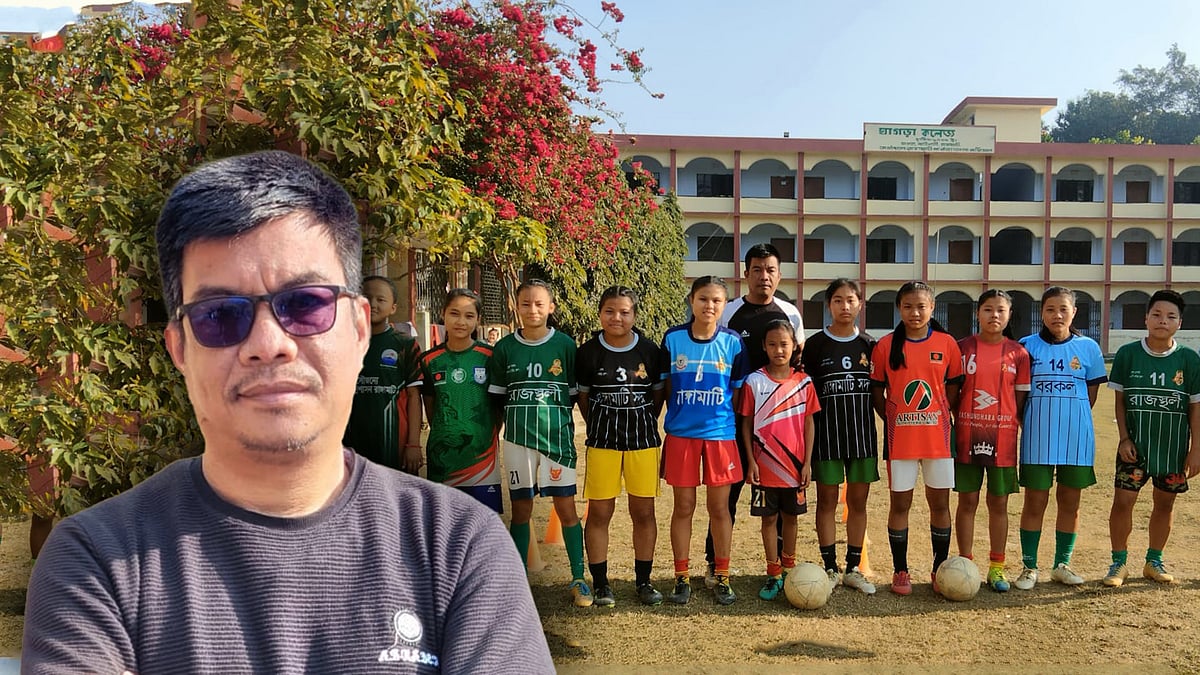 নির্দিষ্ট বেতন নেই, তবু নিজের শ্রমে পাহাড়ে ঋতুপর্ণা–রুপনাদের মতো ফুটবলার গড়ে তুলছেন এই কোচ