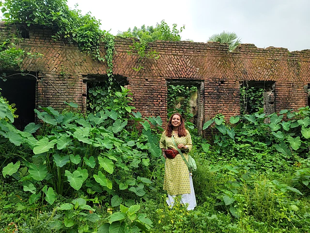 জঙ্গলে ঢাকা জমিদার বাড়ির সামনে লেখক