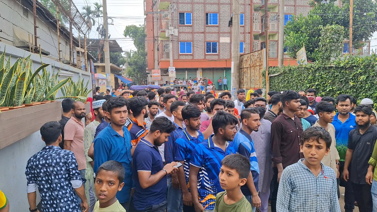 শ্রীপুরে কারখানায় কর্মরত অবস্থায় নারী শ্রমিকের মৃত্যু, শ্রমিকদের সড়ক অবরোধ