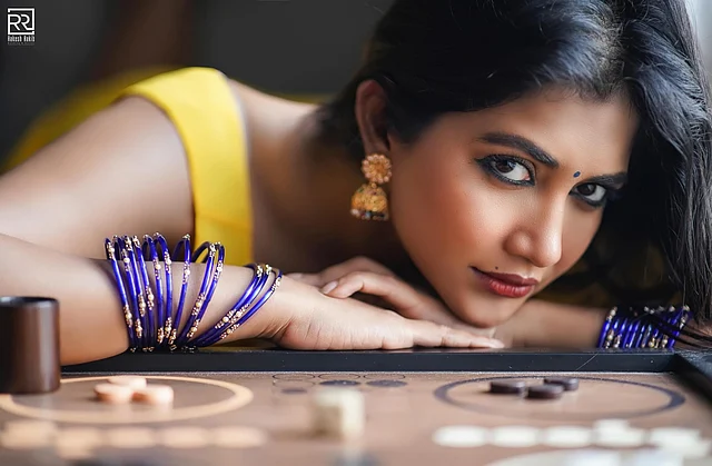 ব্রাজিল থিমের সম্পূর্ণতা এসেছে উজ্জ্বল নীল কাঁদের চুড়িতে। তাতে সোনালি ডিজাইন। কানে সোনালি ঝুমকা পরেছেন অথই এর সঙ্গে 