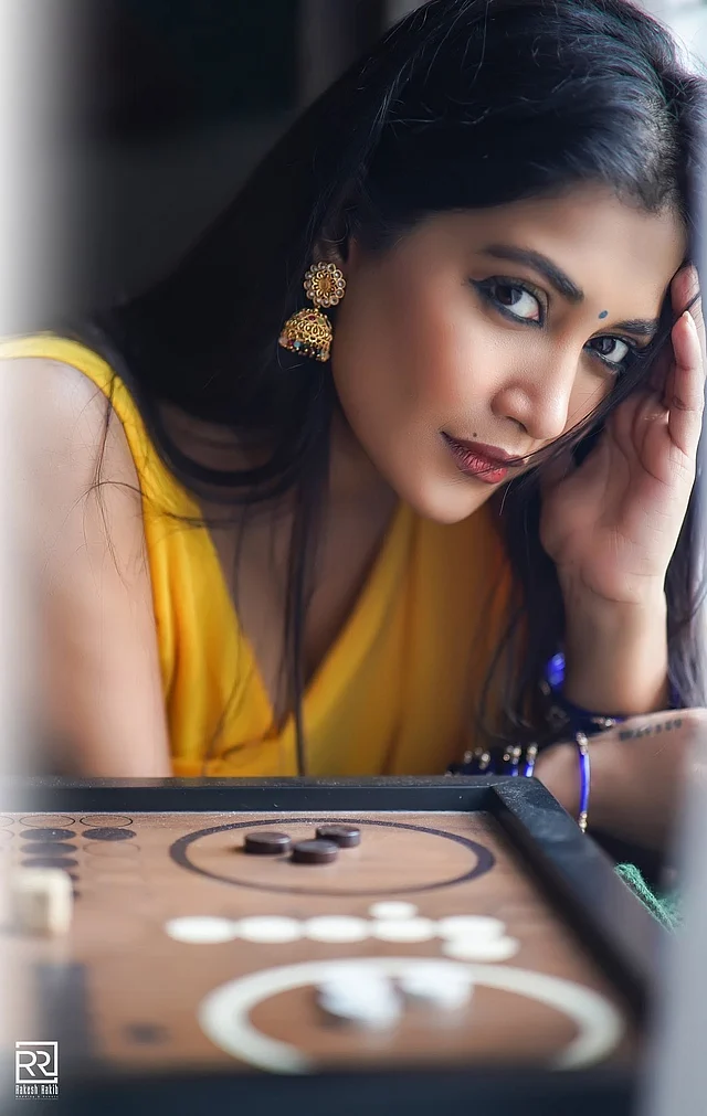 কাজলটানা চোখ। ছোট নীল টিপ, ব্রিক রেড লিপস আর খোলা চুলে সেলেসাও ফ্যাশনের শাড়ি ভার্সনে দেখা দিলেন এই ব্রাজিল-ভক্ত