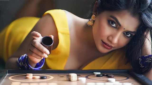সঙ্গে আছে আকর্ষণীয় স্লিভলেস ম্যাচিং ব্লাউজ 