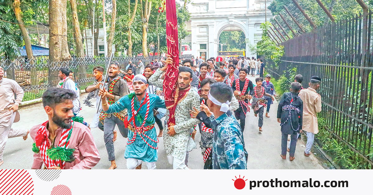 হোসেনি দালানের সরু গলিতে শোকের রং হোসেনি দালানের সরু গলিতে শোকের রং
