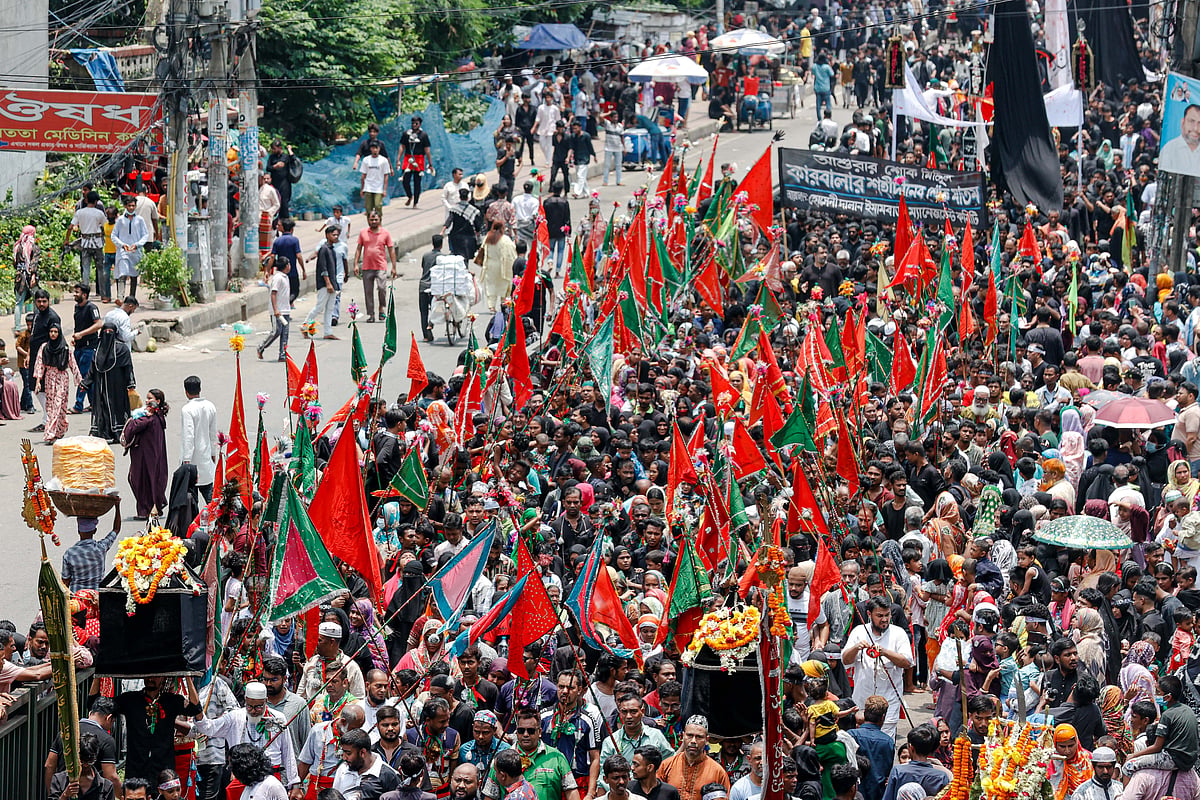 রাজধানীর আজিমপুর এলাকায় শিয়া সম্প্রদায়ের তাজিয়া মিছিলে অংশ নেন হাজারো মানুষ 
