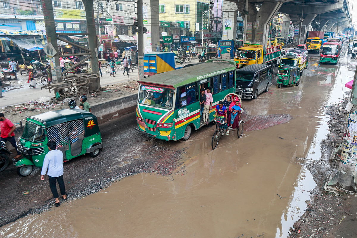 খানাখন্দে ভরা সড়কে নিত্য ভোগান্তি