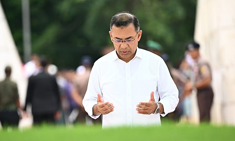 প্রধানমন্ত্রী দেশে ফিরেই বাবা-মায়ের কবর জিয়ারত করলেন