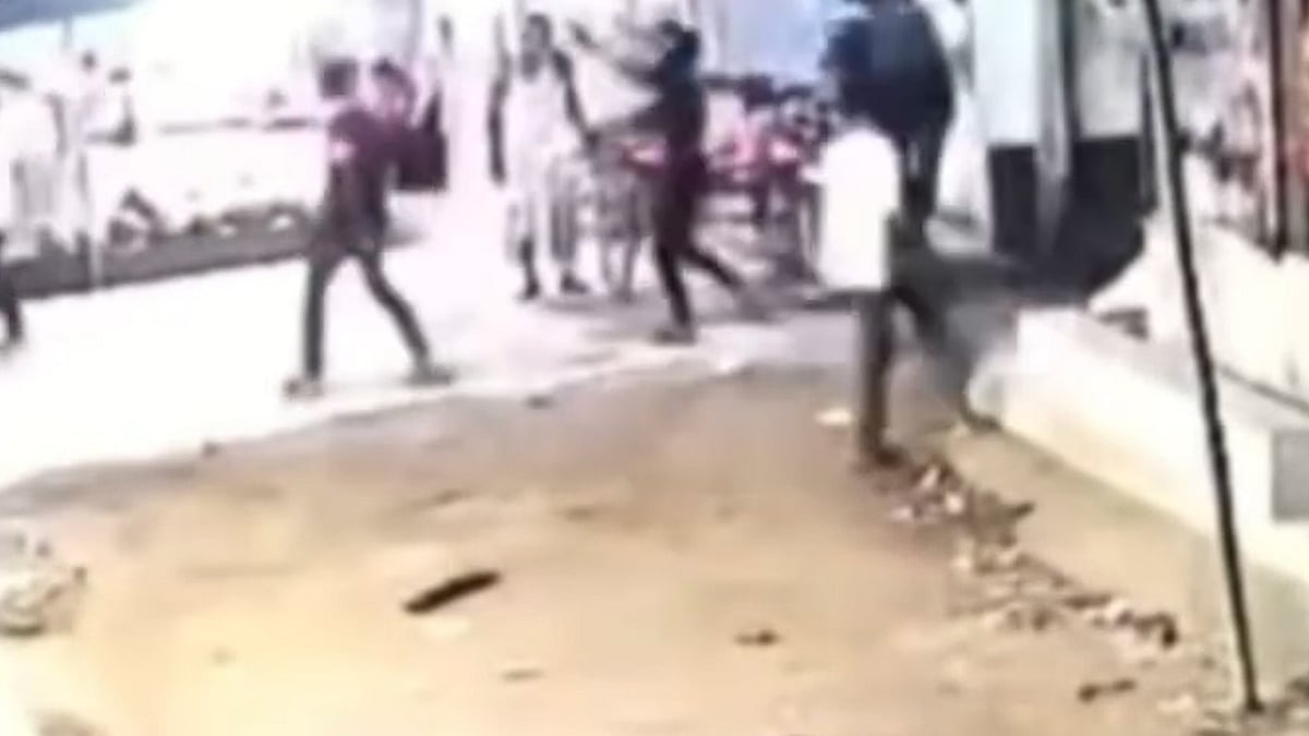 সিগারেট খেতে নিষেধ করায় ছাত্রদল নেতাসহ ছয়জনকে গুলি