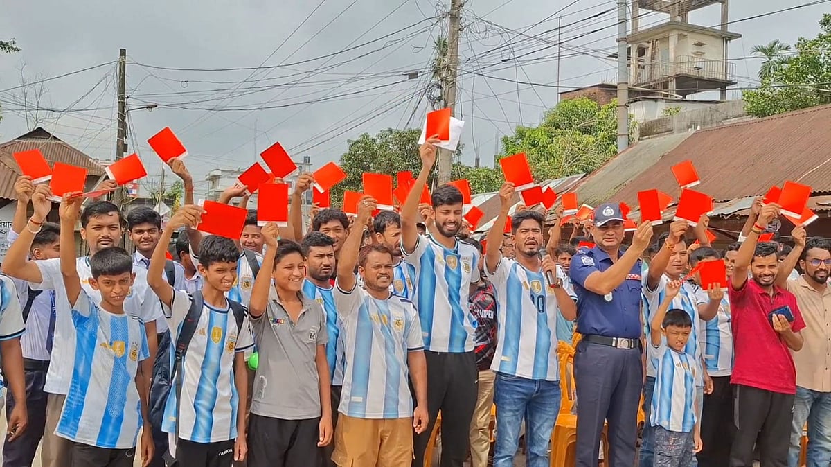 নেত্রকোনায় জার্সি পরে মাদককে লাল কার্ড দেখালেন ফুটবলপ্রেমীরা