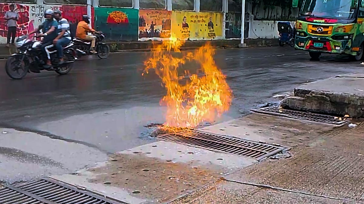 চট্টগ্রামে গ্যাস পাইপলাইনে লিক, মুহূর্তেই সড়কজুড়ে দাউ দাউ আগুন