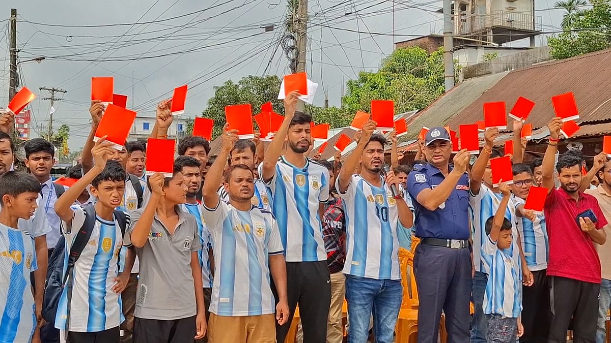 মাদককে লাল কার্ড দেখিয়ে ফুটবলপ্রেমীদের ব্যতিক্রমী প্রতিবাদ