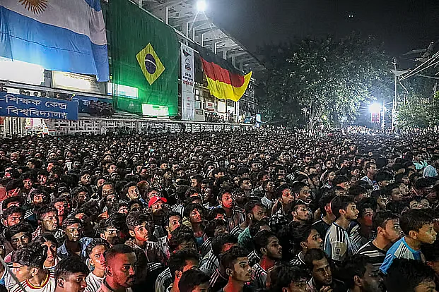 এভাবেই ঝুলছে বিদেশি পতাকা
