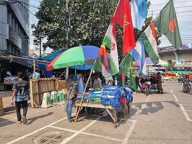 এভাবেই টাঙিয়ে রাখা হয়েছে; যেটা নিয়ম নয়
