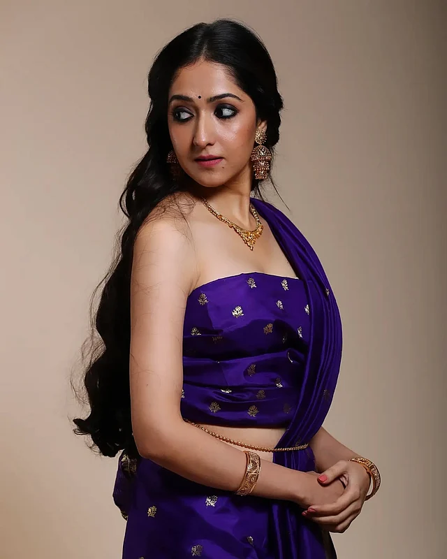 বেগুনি শাড়ির সাবেকি সাজে অন্য রকম সুন্দর লাগছে অভিনেত্রীকে।  স্ট্র্যাপলেস ব্লাউজের সঙ্গে প্লিট করে পরেছেন শাড়ি। কোমরে বিছা। সেজেছেন সোনার গয়নায়। 