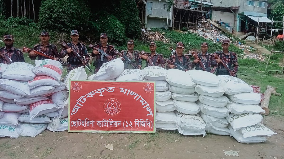 ভারতে পাচারের সময় বিপুল পরিমাণ সার জব্দ করল বিজিবি