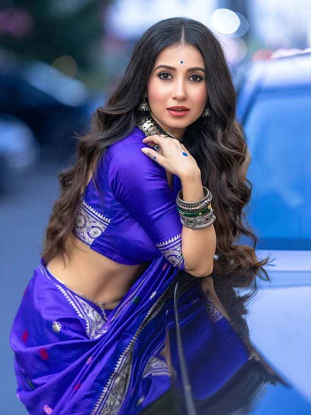 বেগুনি রঙের কাতান শাড়ি ও ম্যাচিং ব্লাউজে অপূর্ব জমকালো লুকে ধরা দিয়েছেন এই বং সুন্দরী। শাড়ির চওড়া জরির পাড় সাজে এনেছে রাজকীয় আবেদন। 