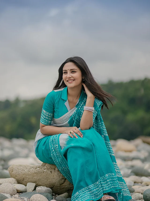নাজনীন নিহা পরেছেন সি-গ্রিন ও সাদা রঙের সুতি বাটিক শাড়ি, যার সঙ্গে মানিয়ে নিয়েছেন স্টাইলিশ কলার-ডিজাইনের ব্লাউজ। এই ক্যাজুয়াল বাঙালি লুককে আরও আকর্ষণীয় করে তুলেছে তাঁর খোলা চুল, কপালের ছোট্ট কালো টিপ, হাতের মুক্তার  চুড়ি এবং হালকা মেকআপ। সব মিলিয়ে সাজে ধরা পড়েছে  স্নিগ্ধতা