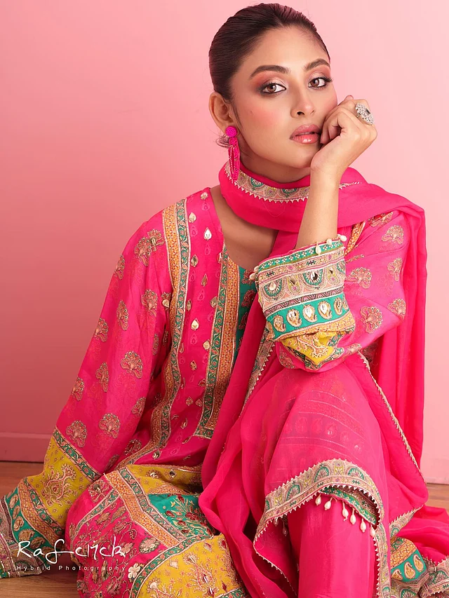 ভাইব্রেন্ট লুকে যেন আলো ছড়াচ্ছেন নাজনীন নিহা। ম্যাজেন্টা-গোলাপি রঙের সালোয়ার-কামিজে হলুদ ও সবুজের প্রাণবন্ত ছোঁয়া । এই রঙিন লুকের সঙ্গে টাইট স্লিক বান হেয়ারস্টাইল এবং কানে মানানসই ট্যাসেল ইয়াররিং যোগ করেছে ভিন্ন মাত্রা