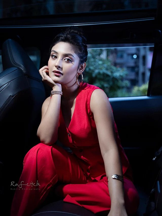 লাল টুকটুকে মনোক্রোম ভেস্ট স্যুট সেটে নজর কেড়েছেন নাজনীন নিহা। এই বোল্ড ওয়েস্টার্ন লুকের সঙ্গে উঁচু করে বাঁধা খোঁপা, কানে মেটালিক হুপ ইয়াররিং এবং গ্লসি মেকআপ তাঁর সাজে যোগ করেছে আধুনিক ও আত্মবিশ্বাসী আবেদন। 