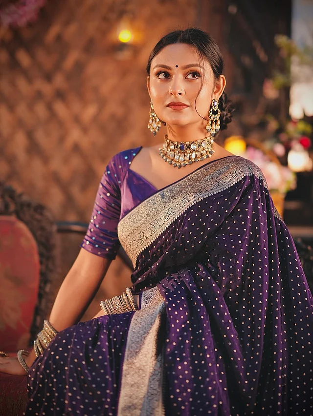 বেগুনি কাতান শাড়ির সঙ্গে ম্যাচিং ব্লাউজে দারুণ আবেদনময়ী লাগছে নাজনীন নীহাকে। জমকালো এই সাজে খোঁপা করা চুল, কুন্দন চোকার ও মানানসই দুল, সঙ্গে কপালের টিপ তাঁর লুকে যোগ করেছে রাজকীয় ছোঁয়া।